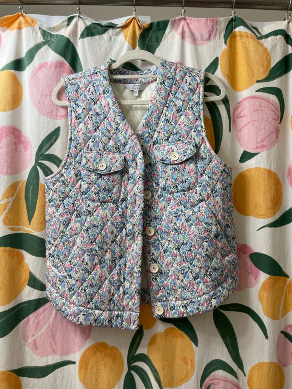 & Other Stories Cream Quilted Floral-Trim Vest with Pastel Print - Picture 2 of 11